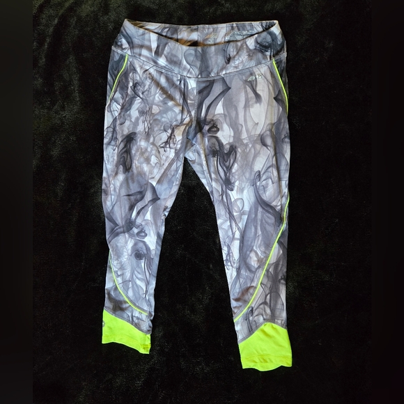 Avia Women's Capri Smoke Pattern Leggings - Picture 1 of 5